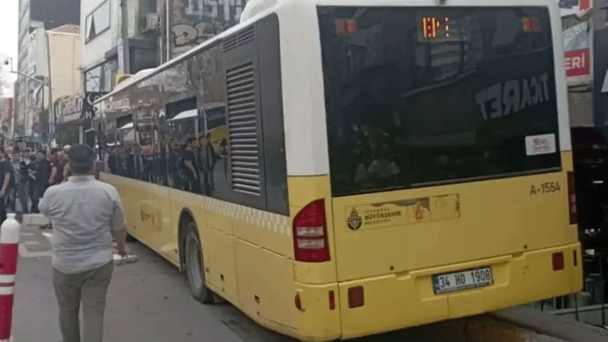 Beyoğlu'nda İETT otobüsü yayalara çarptı: 2 yaralı