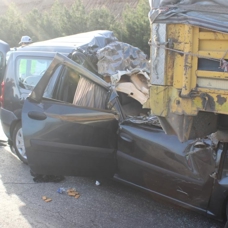 Manisa'da hafif ticari araç tıra çarptı: Aynı aileden 3 kişi hayatını kaybetti