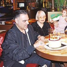 Ozan Orhon, 52. yaşını ailece kutladı