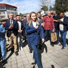 'En genç belediye başkanı' Zeynep Çelik mazbatasını alarak görevine başladı