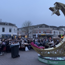 Hollanda'da cami önünde 1500 kişilik sokak iftarı düzenlendi 