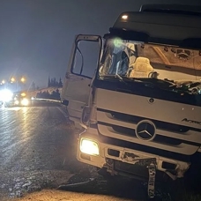 Gaziantep'te tır kazaya müdahale eden ekibin aracına çarptı, 3'ü trafik polisi 4 kişi yaralandı