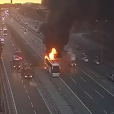 İstanbul Ataşehir TEM Otoyolu'nda otobüs yangını