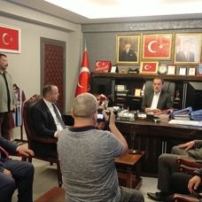 Devir teslim töreninde gerginlik: YRP'li Şahin MHP milletvekiline çiçek fırlattı