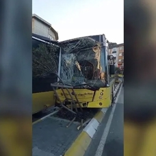 Gaziosmanpaşa'da gaz pedalı takılı kalan İETT otobüsü duraktaki 4 araca çarptı