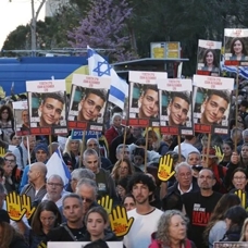 İsrail'de on binlerce kişi, esir takası ve ateşkes talebiyle Meclis önünde gösteri düzenledi