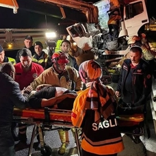Kuzey Marmara Otoyolu'nda iki tırın karıştığı kazada 2 kişi yaralandı