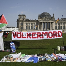 Soykırım destekçisi Almanya UAD'de yargılanıyor: Meclis önünde Filistin'e destek gösterisi
