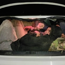 Düzensiz göçmenler araba bagajında yakalandı