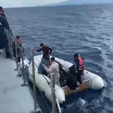 Yunanistan'ın geri ittiği göçmenler kurtarıldı