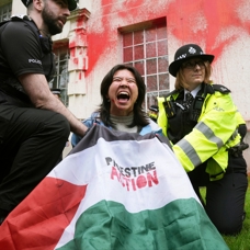 İngiltere'de İsrail tepkisi: İngiliz Savunma Bakanlığına boyalı protesto