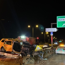 İzmir'de taksi bariyerle çarptı: 1 kişi yaşamını yitirdi