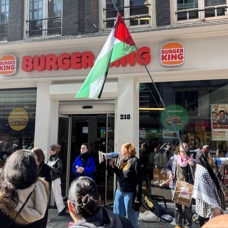 Hollanda'da Burger King şubeleri önünde toplanan gruplar İsrail'i protesto etti