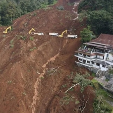 Endonezya'daki toprak kaymasında ölü sayısı 18'e çıktı