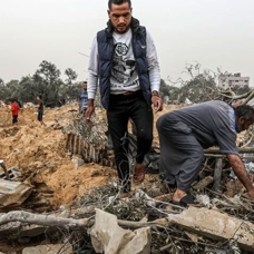 İsrail ordusu Gazze'nin güney bölgelerine yoğun topçu saldırısı düzenledi