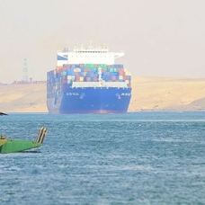 Kızıldeniz'de konteyner geçişleri yarıdan fazla azaldı, LNG ticareti durma noktasına geldi