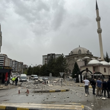 Fırtınaya dayanamayan cami minaresi işte böyle yıkıldı 