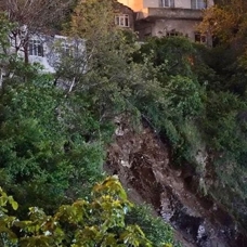 İstanbul Valisi Gül, Gaziosmanpaşa'da toprak kayması yaşanan alanda incelemede bulundu