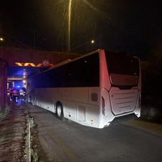 Bolu'da yolcu otobüsü alt geçide sıkıştı