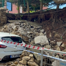 İstanbul'da istinat duvarı çöktü: 2 araç hasar gördü