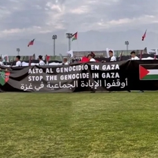 Palestino futbol kulübü sahaya "Gazze'de soykırımı durdurun" pankartıyla çıktı