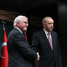 Başkan Erdoğan, Alman mevkidaşına tarihi  birebir basımını hediye etti