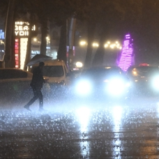 Başkentte sağanak ve dolu: Caddeleri su bastı