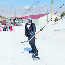 Takım elbiseli snowboard