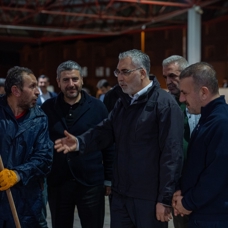 Bakan Işıkhan, 1 Mayıs'ı işçilerle karşıladı: Alın terini sildi