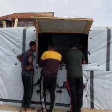 Filistinli eczacı Refah'ta "çadırdan" eczane açtı
