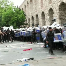Taksim ısrarı gerginliğe yol açtı! Yasağa rağmen yürümek isteyen grup polise saldırdı