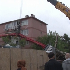 İnşaat sırasında beton pompası apartmana devrildi: 2 balkon böyle çöktü