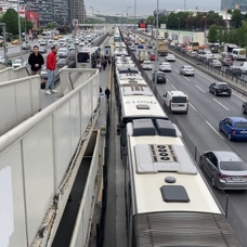 İstanbul'da metrobüs çilesi... Seferler aksadı!