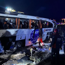 Aksaray'da yolcu otobüsü devrildi: 2 kişi hayatını kaybetti, 34 kişi yaralandı