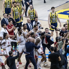 Fenerbahçe Beko - Monaco maçının ardından büyük kavga! Taraftar sahaya girdi