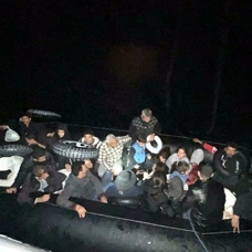 Ayvalık açıklarında 21 düzensiz göçmen kurtarıldı 