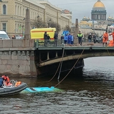 Rusya'da yolcu otobüsü nehre uçtu!