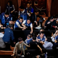 Tayvan Parlamentosu'nda akılalmaz olay! Bir milletvekili belgeleri alıp kaçtı