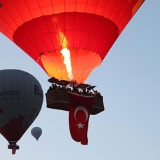 Kapadokya'da balonlar Türk bayraklarıyla uçtu